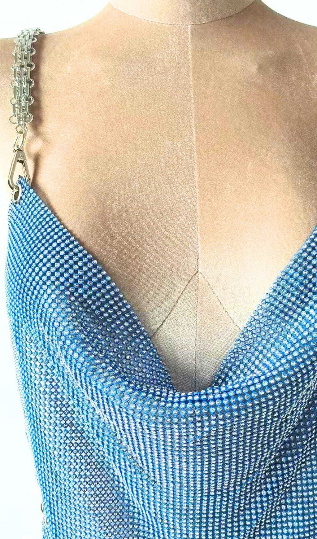 V NECK CHAINMAIL TOP IN BLUE