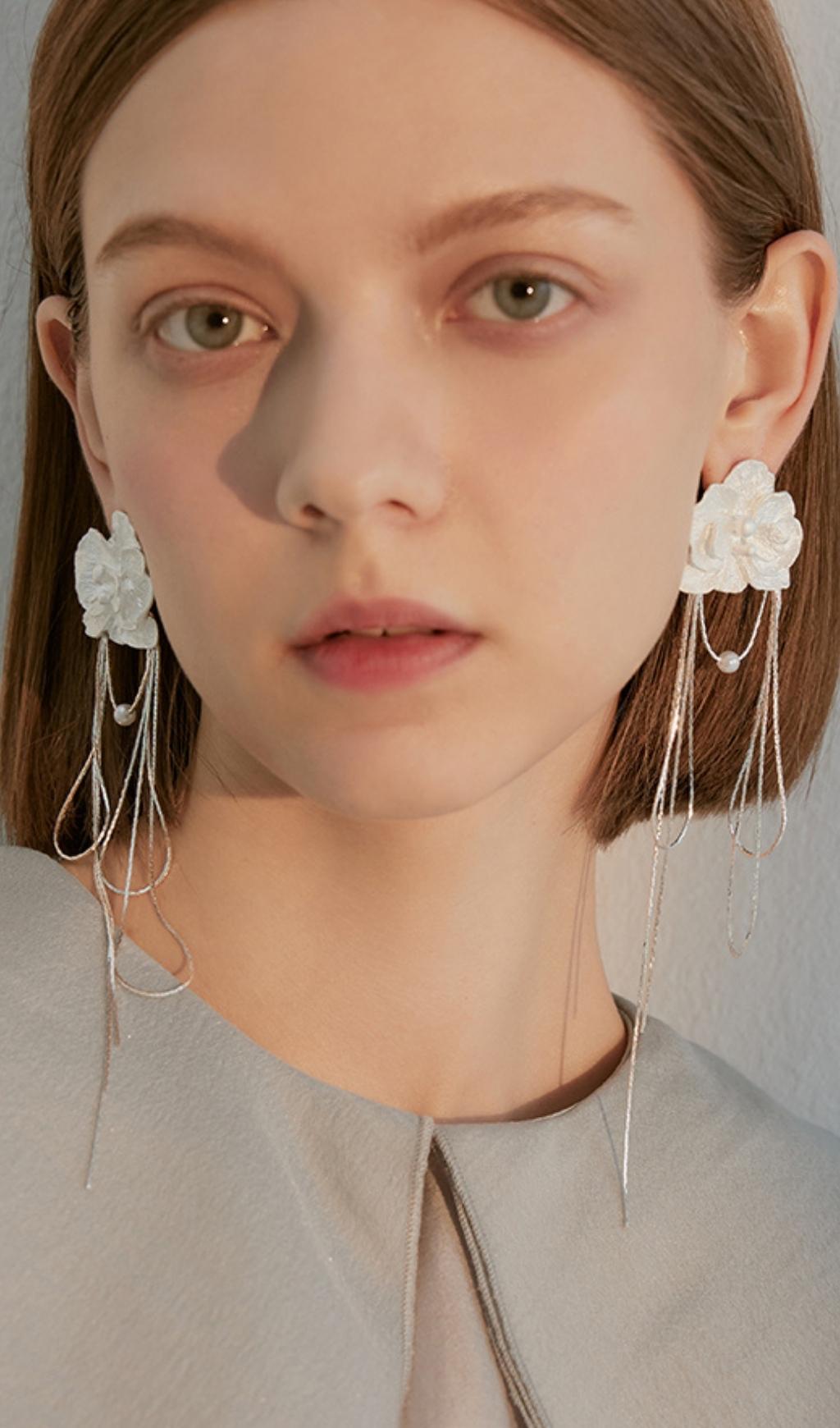 METALLIC FLOWER CHAIN TASSEL EARRINGS