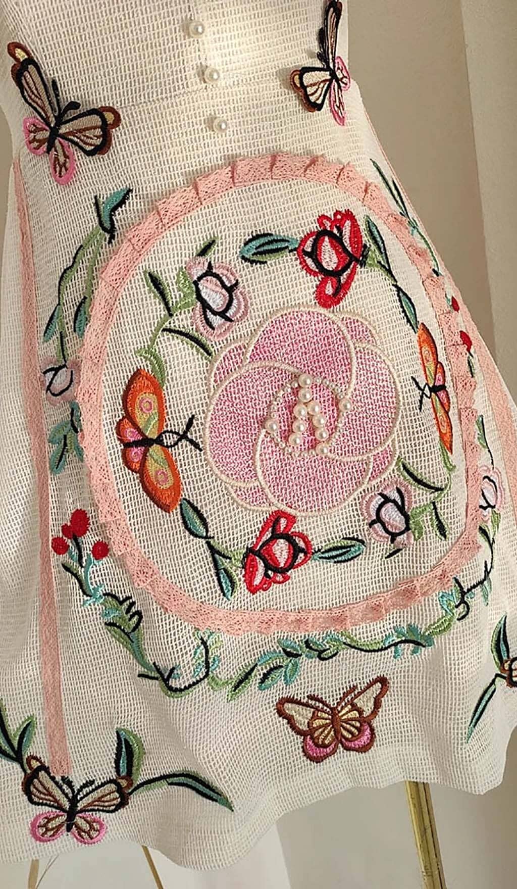 EMBROIDERY V-NECK MIDI DRESS IN WHITE DRESS STYLE OF CB 