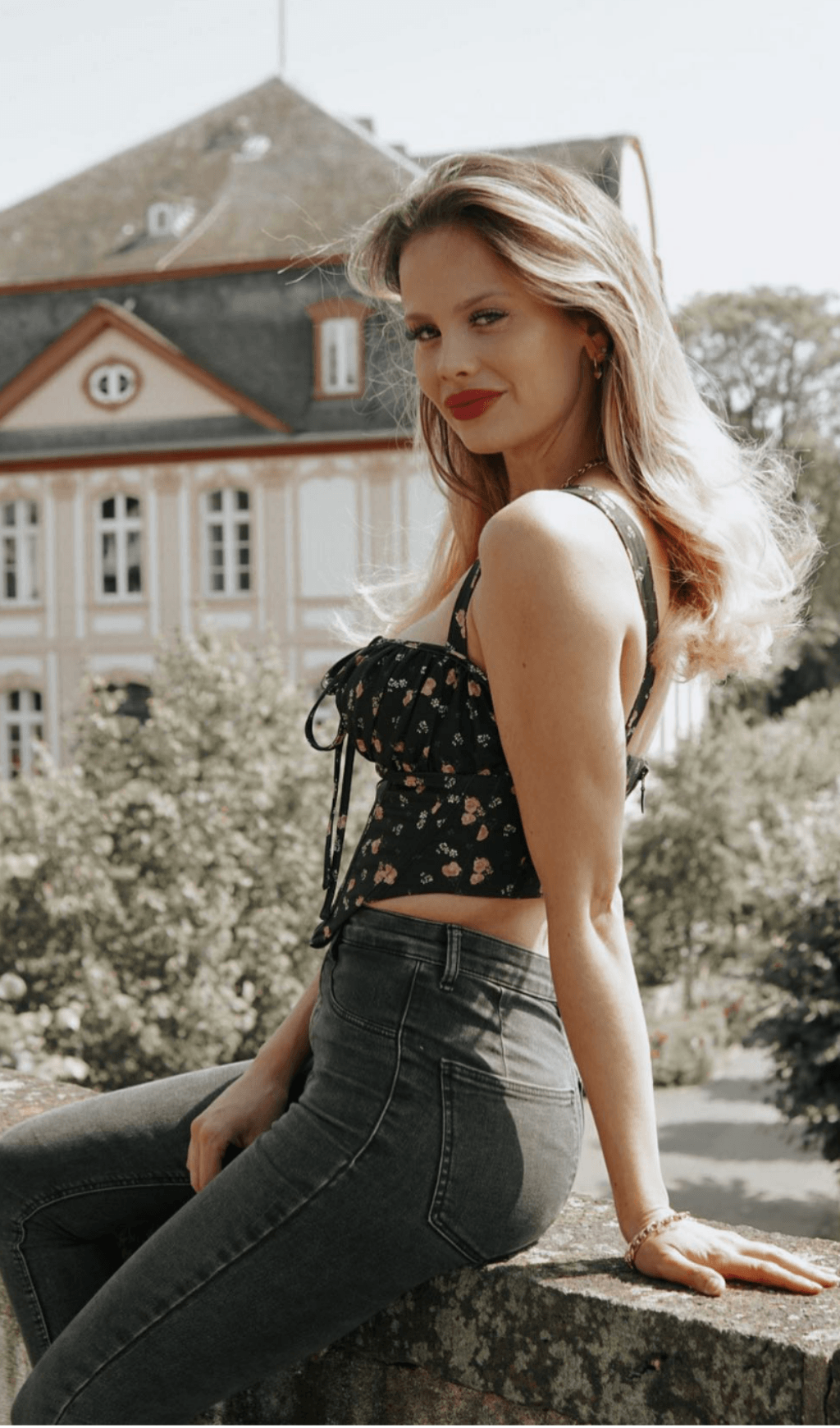 Floral lace strapless vest.