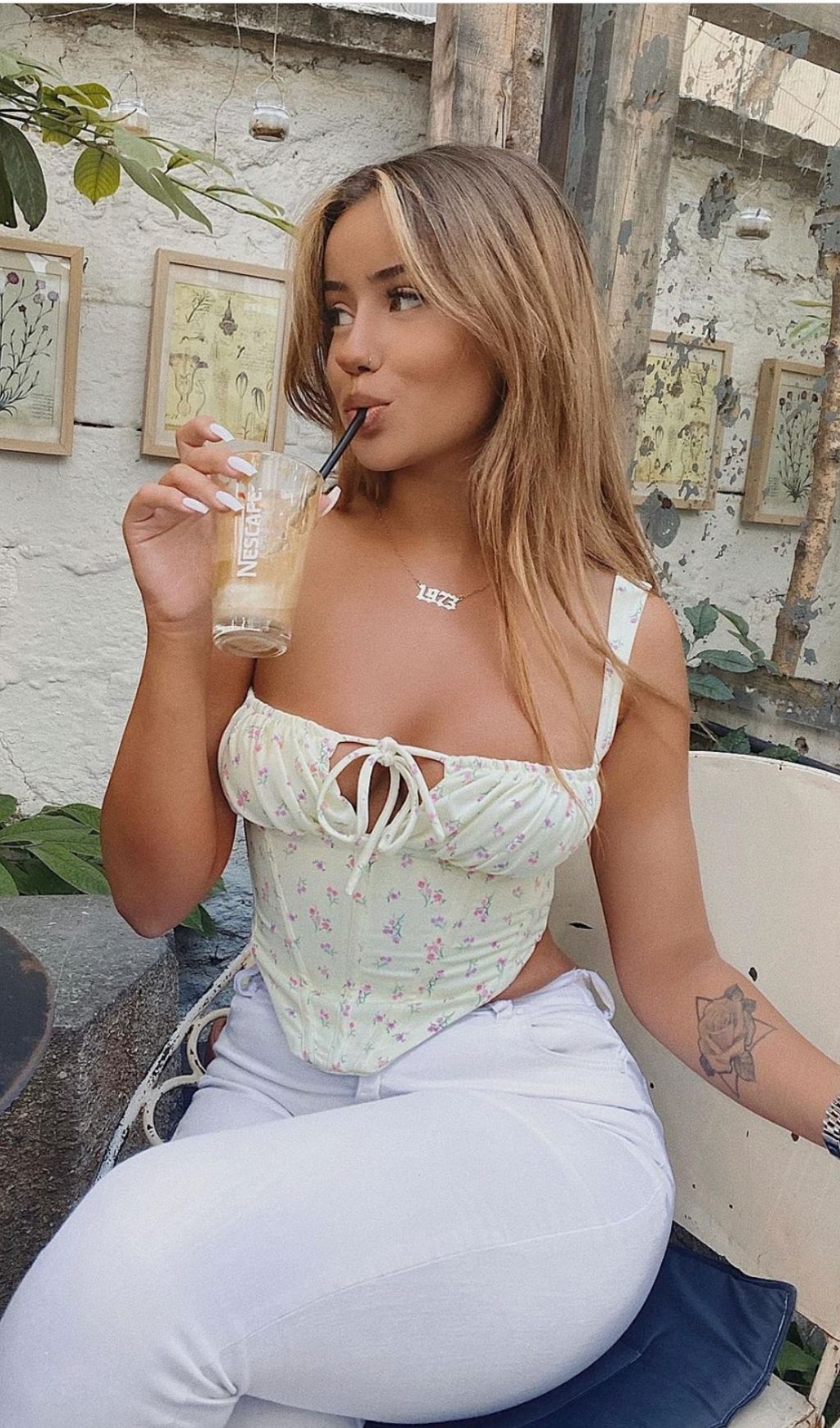 Floral lace strapless vest.